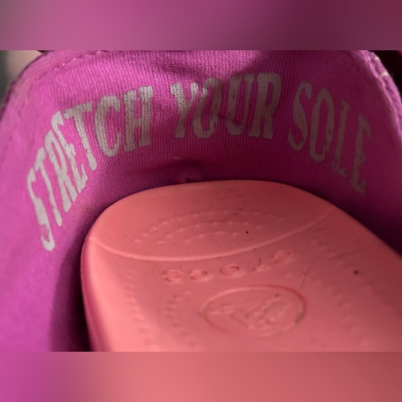 Casual Chic CROCS Women's Fuchsia Stretch Back Slip-On Flats Walking Shoes - Picture 9 of 10